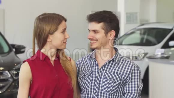 一对幸福的夫妇拿着车钥匙摆姿势视频的预览图