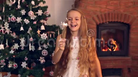 快乐的女孩带着圣诞的火花视频的预览图