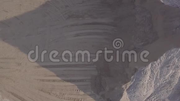 露天采石场的推土机未触及的LOG格式视频的预览图
