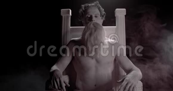 古希腊闪电神宙斯坐在宝座上烟4k视频的预览图