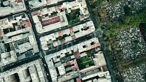 法国巴黎蒙帕纳斯区和著名墓地的空中俯视图视频的预览图