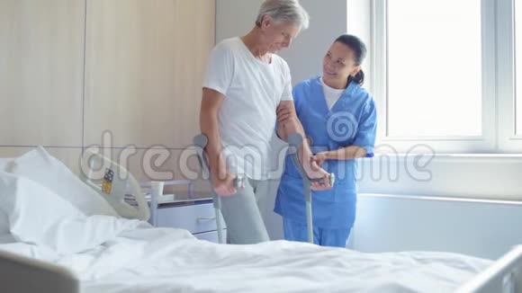 帮助护士帮助老人拄着拐杖走路视频的预览图