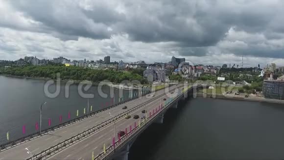 大城市的屋顶桥梁河流和街道令人叹为观止的景色视频的预览图