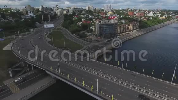 大城市屋顶桥梁河流和街道的惊人景观视频的预览图