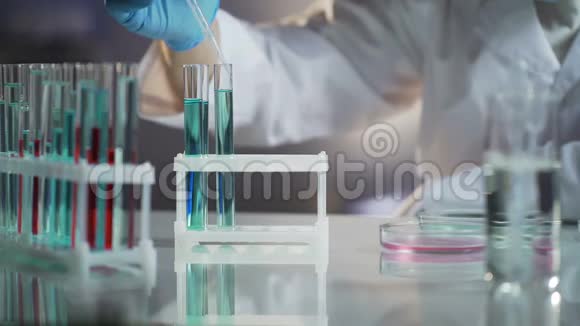 化学实验室实习生混合液体等待化学反应视频的预览图
