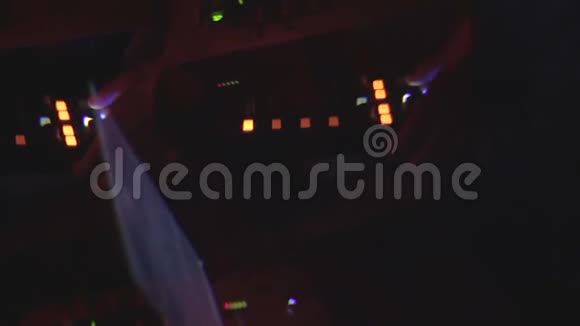 夜总会最佳DJ表演音乐设备上的磁盘骑师按按钮视频的预览图