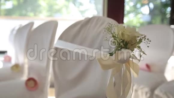 婚礼地点和装饰椅新娘Bijouterie的婚礼装饰品缎带装饰视频的预览图