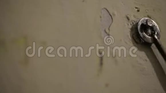 房子里的旧铁钥匙挂在钉子上的墙上视频的预览图