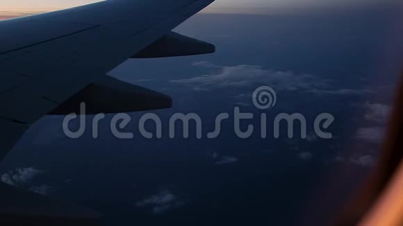 日落时从飞机窗外眺望机翼的景色视频的预览图