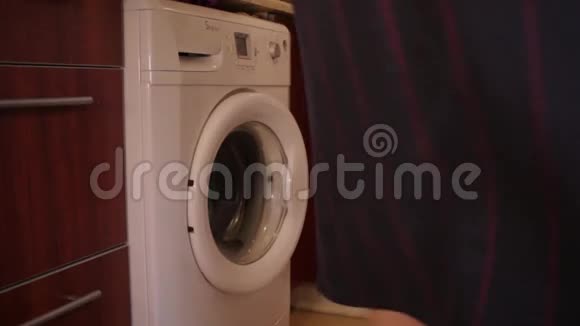 人从洗衣机里弄脏衣服视频的预览图