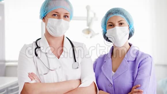站在医院病房的两名专业女医生的画像有听诊器的医生视频的预览图