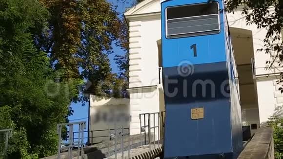 萨格勒布两间活动小屋公共交通著名景点视频的预览图