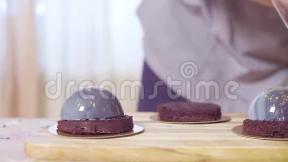 糕点师的手把釉球放在蛋糕上视频的预览图