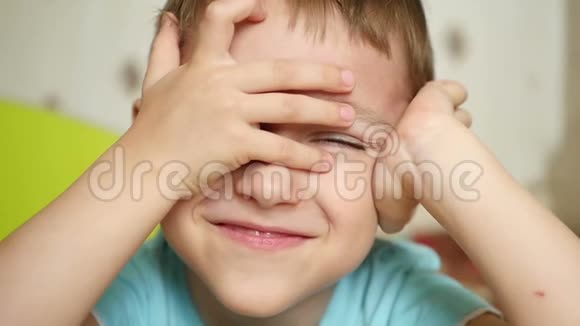 孩子喜笑颜开的看着镜头双手抱在脑后特写镜头视频的预览图