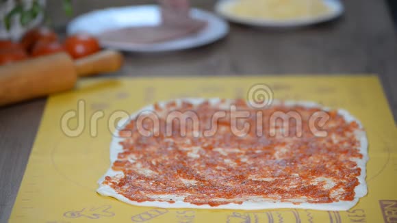 厨师把意大利腊肠放在马拉的生披萨特写视频的预览图