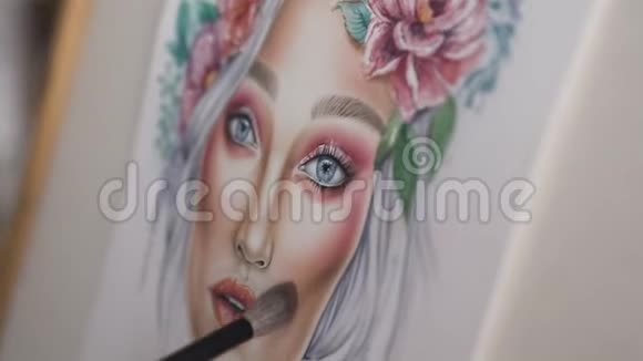 脸图特写女性化妆师的手她用画笔绘制脸图用于美容和调色板视频的预览图