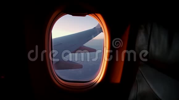 日落时从飞机窗外眺望机翼的景色视频的预览图