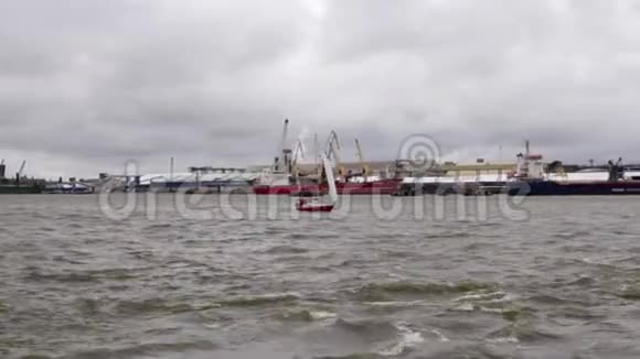 背景为集装箱码头的游艇航行视频的预览图