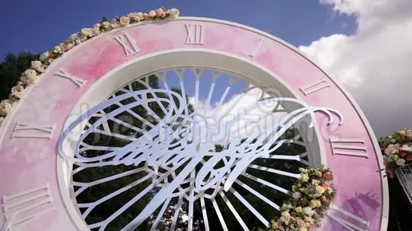 婚礼用的人造花束装饰背景模糊视频的预览图