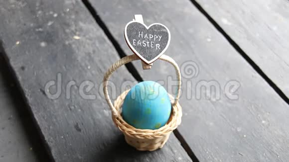 复活节快乐标志和一个鸡蛋在篮子里视频的预览图