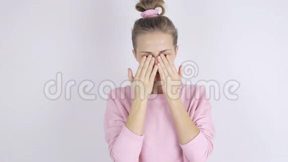 年轻女子揉揉眼睛眼睛摩擦的概念视频的预览图