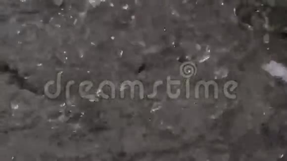 路上水坑里的雨视频的预览图