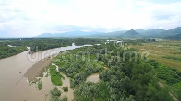 飞行无人机飞过一条大河在美丽的山脉背景上洪水漫山遍野视频的预览图