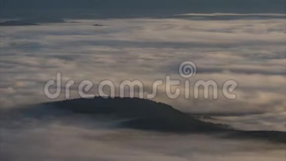大雾中的山地时间流逝视频的预览图