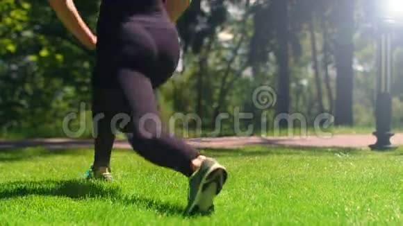 运动的女人在户外做伸展运动健身女孩做午餐视频的预览图