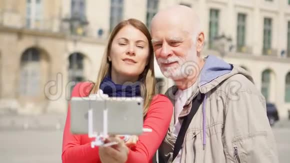年轻的女儿和她的父亲在巴黎的度假旅行中自拍视频的预览图