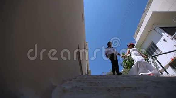 新婚夫妇走下台阶慢动作视频的预览图