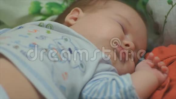 婴儿躺在婴儿床特写视频的预览图