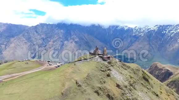 绕着一群徒步旅行者飞过山脉的空中视频高加索斯瓦涅提徒步旅行旅游视频的预览图