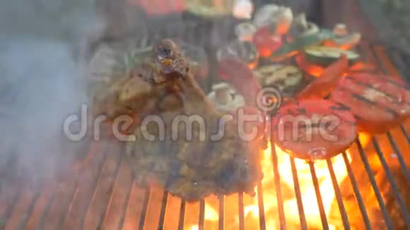 烤架排骨牛排和鸡肉以及西葫芦西红柿蘑菇辣椒视频的预览图