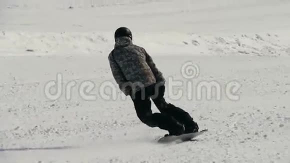 专业滑雪板滑行下坡视频的预览图
