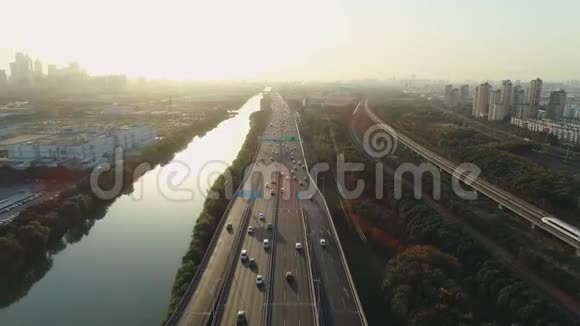 日落时用汽车和卡车俯瞰高速公路和立交桥大都市中一个现代化的天桥路口视频的预览图