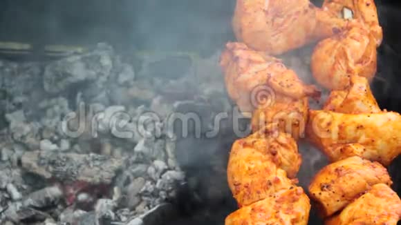 香烤肉串是用煤制美食炒的视频的预览图