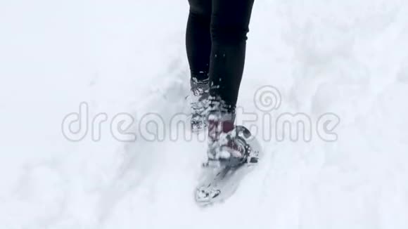 双脚踩着雪鞋走路视频的预览图