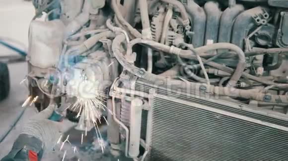 工业理念汽车维修中的焊接工人视频的预览图