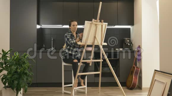 女人在现代家庭画一幅画艺术治疗放松的想象启发女性喜欢绘画艺术家画象画视频的预览图
