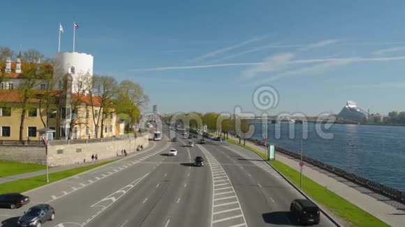 里加老城和道加瓦河从桥上的时间图视频的预览图