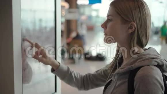 机场航站楼里漂亮迷人的女人在麦当劳自助机订购食物视频的预览图