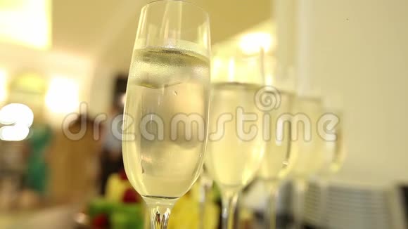 喜庆的新年桌上放着香槟酒杯视频的预览图