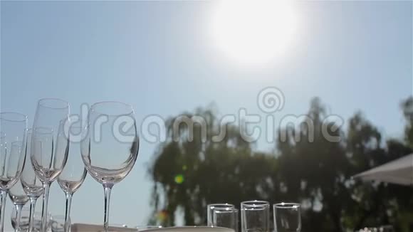 许多空杯子用来在阳光下看香槟视频的预览图