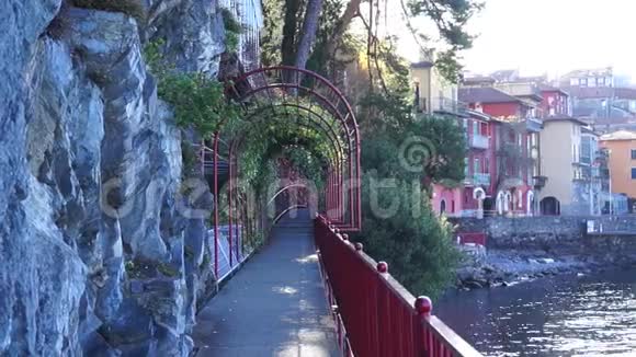 科莫湖长廊红色拱门和栏杆上有植物视频的预览图