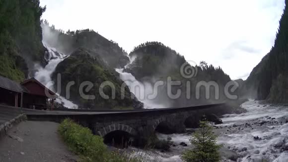 大型瀑布挪威的公路穿过瀑布视频的预览图