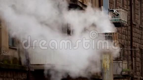 灰色烟囱白色烟雾建筑背景与阳台和窗户50FPS视频的预览图