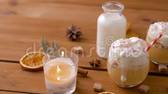 蛋酒杯木制品和香料视频的预览图