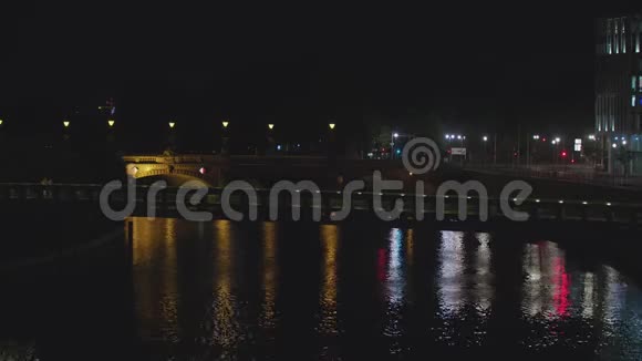 柏林桥在水的夜晚视频的预览图