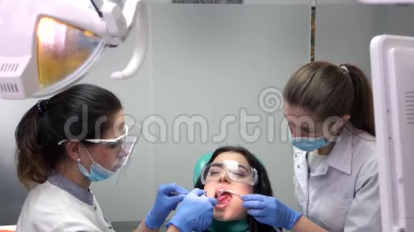 两个牙科医生在工作视频的预览图